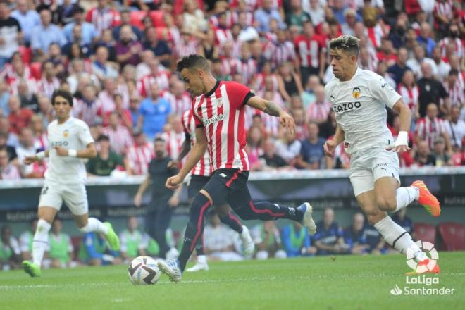 El goleador Alex Berenguer, ante Gabriel Paulista en el Athletic Club-Valencia (Foto: LaLiga).