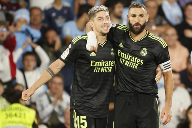 Fede Valverde y Karim Benzema celebran un gol en el Celta-Real Madrid (Foto: EFE).