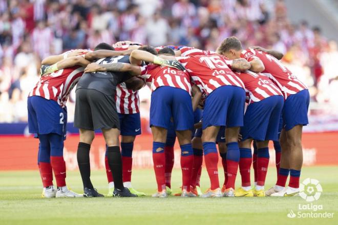 Los jugadores del Atlético de Madrid hacen piña antes del partido ante el Villarreal (Foto: LaLig