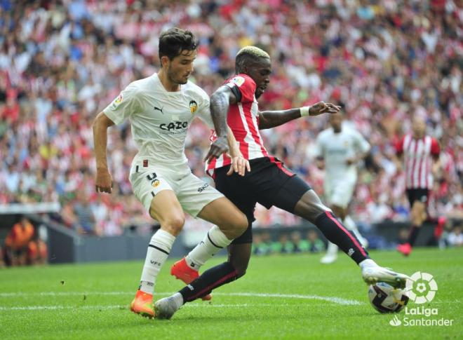 Guillamón pelea con Williams un balón en el Athletic Club - Valencia.