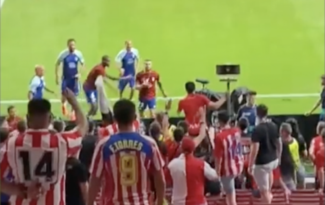 Mario Hermoso se encara con unos aficionados del Atlético de Madrid.