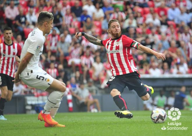 Chut de Iker Muniain ante Gabriel Paulista en el partido de liga entre el Athletic y el Valencia (Foto: LaLiga)