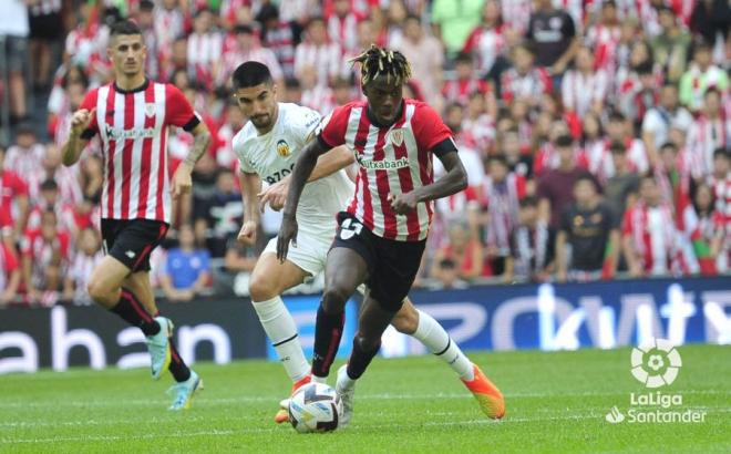 Nico Williams se va de Carlos Soler en el Athletic Club-Valencia CF de San Mamés (Foto: LaLiga).