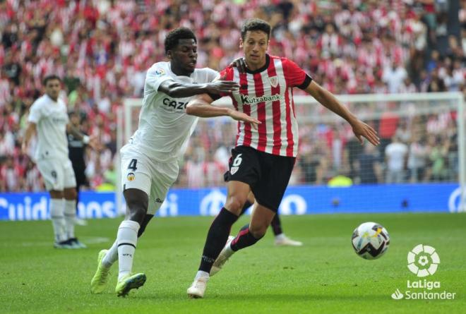 El vitoriano Mikel Vesga controla el balón ante Musah en el Athletic Club-Valencia (Foto: LaLiga)