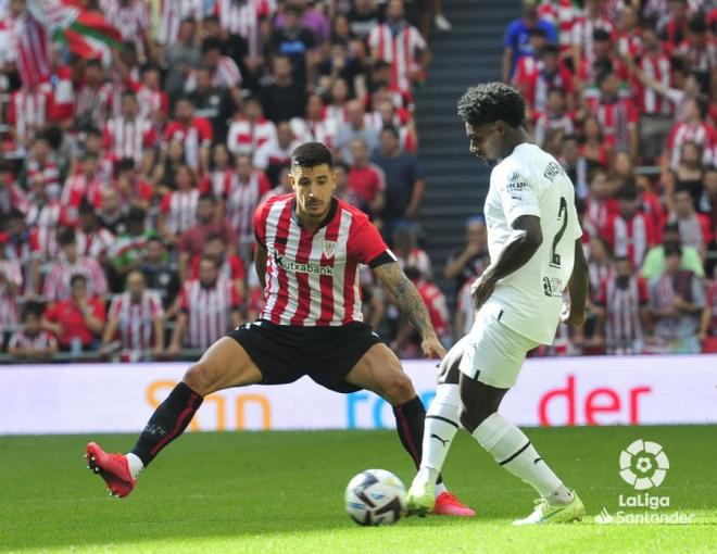 Yuri ante Correia en el Athletic-Valencia (Foto: LaLiga)