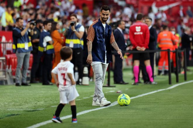 Suso juega con su hijo antes del Sevilla-Valladolid (Foto: Cordon Press).