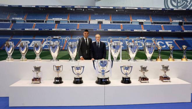 Casemiro posa con todos los trofeos que ha ganado en el Real Madrid junto con Florentino Pérez (Foto: RMCF)