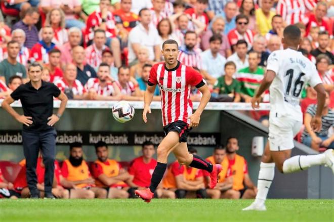 Oscar De Marcos al galope en San Mamés ante Lino del Valencia CF (Foto: Athletic Club).