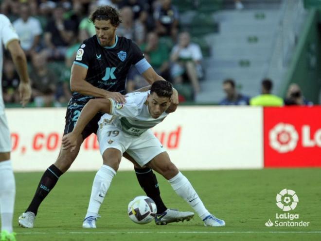 Ezequiel Ponce aguanta el balón ante Babic (Foto: LaLiga).