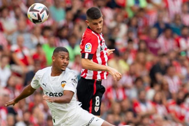 Oihan Sancet salta en San Mamés ante el Valencia CF (Foto: Athletic Club).