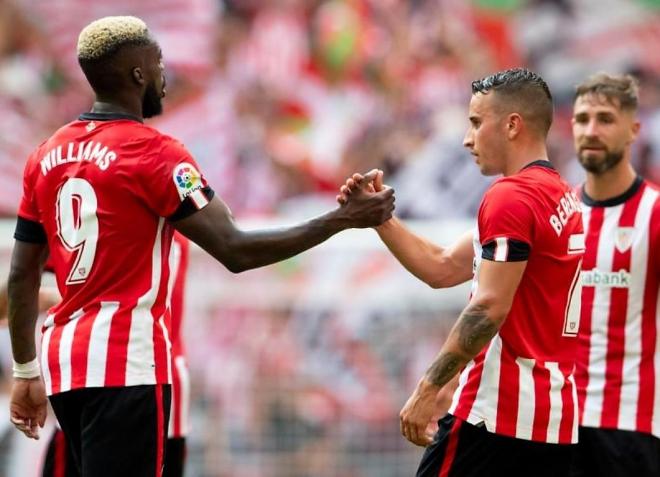 Iñaki Williams felicita a Berenguer en San Mamés por su gol ante el Valencia CF (Foto: Athletic Club).