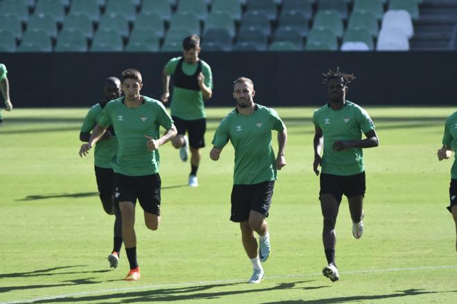 Edgar, Pezzella y Paul en un entrenamiento del Betis (foto: Kiko Hurtado).