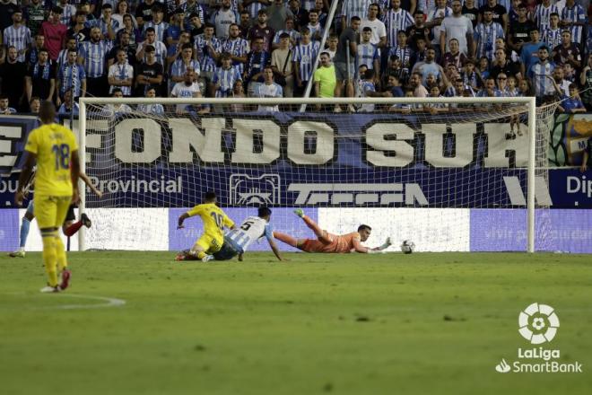 El Málaga encaja un gol de Las Palmas ante la mirada de la afición (Foto: LaLiga).