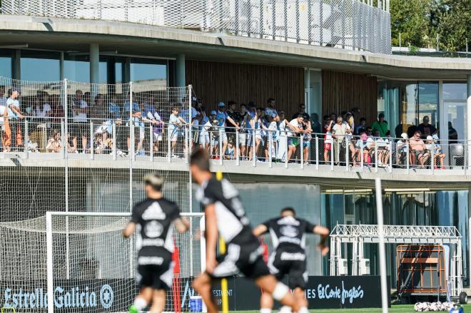 Aficionados del Celta, presentes en Afouteza durante el entrenamiento (Foto: RC Celta)