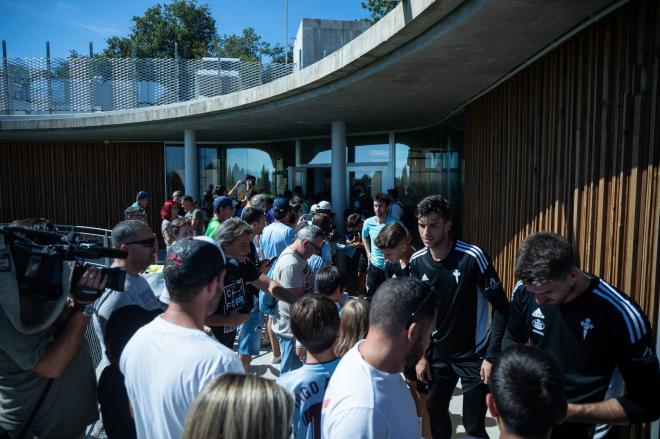 Jugadores del Celta firman a los aficionados tras entrenar en Afouteza (Foto: RC Celta)
