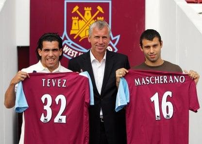 Mascherano con Tevez en su presentación con el West Ham.