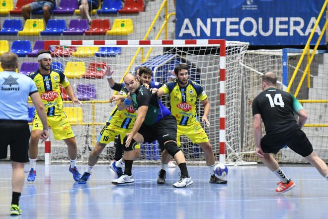 Una jugada del derbi entre el Conservas Alsur Antequera y el Trops Málaga (Foto: Emilio Duarte).