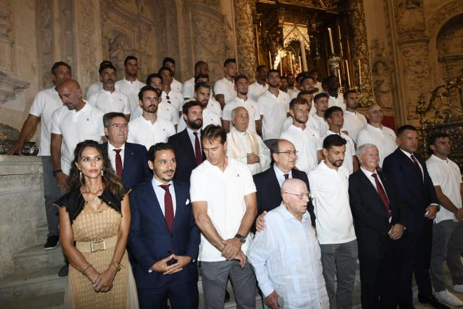 Imagen de la plantilla, con Pepe Castro al mando, durante la ofrenda floral (Foto: Kiko Hurtado).