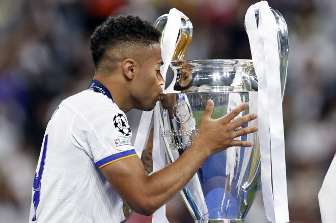 Mariano Díaz besa la 14º Champions League lograda por el Real Madrid (Foto: Cordon Press).