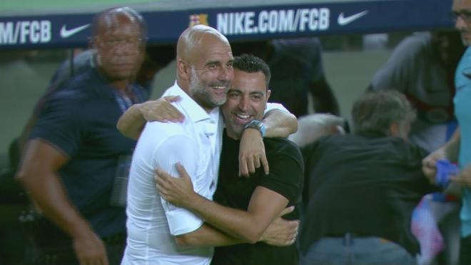 (Mediaset) La imagen que emociona a los hinchas del Barça: Guardiola y Xavi se funden en un abrazo