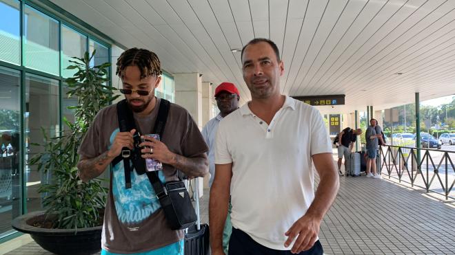 Jorge Cordero acompaña a Bongonda en su llegada al aeropuerto (Foto: Marga Ávila).