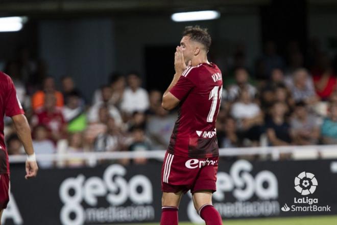 Valentín Vada se lamenta durante el Cartagena-Real Zaragoza en Cartagonova (Foto: LaLiga).