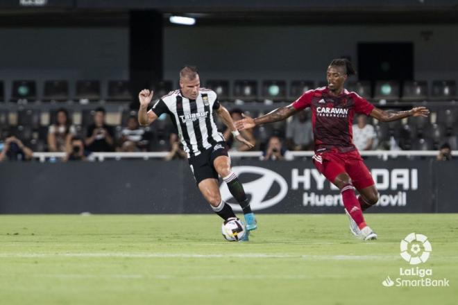 Jair Amador defiende durante el Cartagena-Real Zaragoza en Cartagonova (Foto: LaLiga).