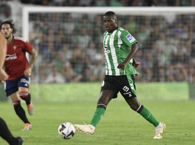 William Carvalho con la pelota (foto: Kiko Hurtado).