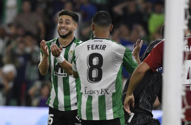 Álex Moreno y Nabil Fekir, en el Betis-Osasuna (foto: Kiko Hurtado).