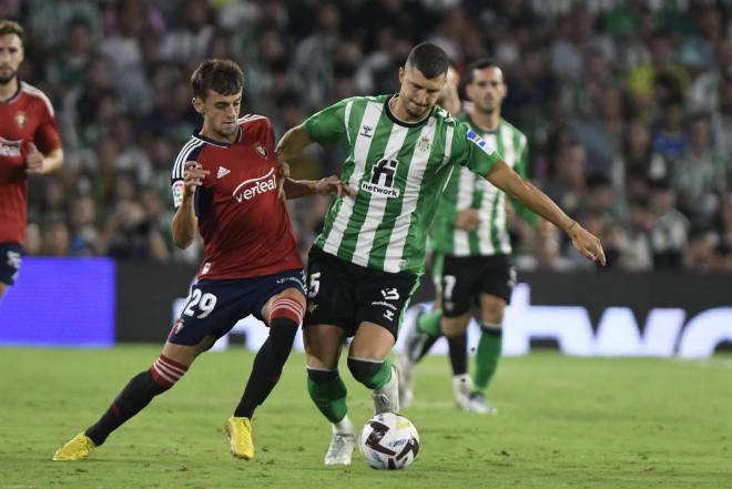 Guido Rodríguez con la pelota en el Betis-Osasuna de principio de temporada (foto: Kiko Hurtado).