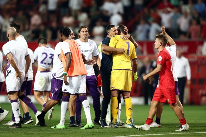 Los jugadores de la Fiorentina celebra su billete a la Conference League (FOTO: EFE).