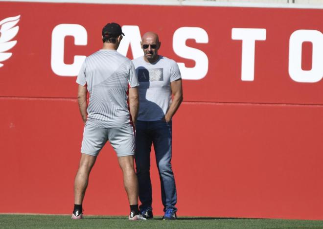 Julen Lopetegui y Monchi charlan en la Ciudad Deportiva (foto: Kiko Hurtado).