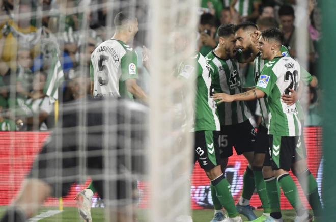 Los jugadores del Betis celebran el gol de Borja Iglesias a Osasuna (Foto: Kiko Hurtado).