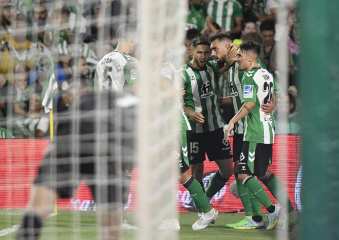 Los jugadores del Betis celebran el gol de Borja Iglesias a Osasuna (Foto: Kiko Hurtado).