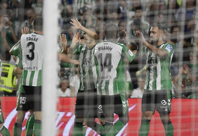 Los jugadores del Betis celebran el gol de Borja Iglesias a Osasuna (Foto: Kiko Hurtado).