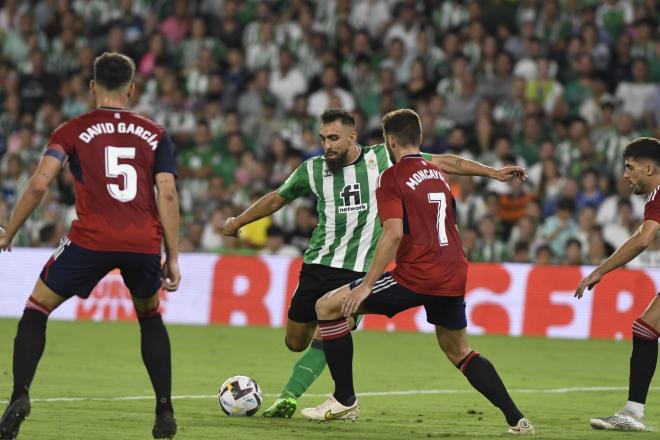 Borja Iglesias chuta para hacer su gol al Osasuna (Foto: Kiko Hurtado).