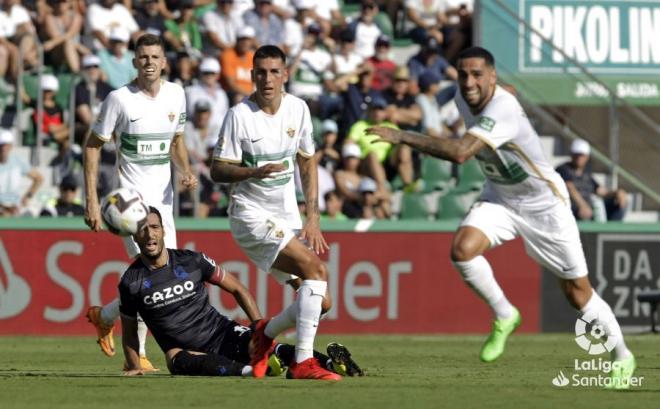 Mikel Merino cae durante el Elche-Real Sociedad en el Martínez Valero (Foto: LaLiga).