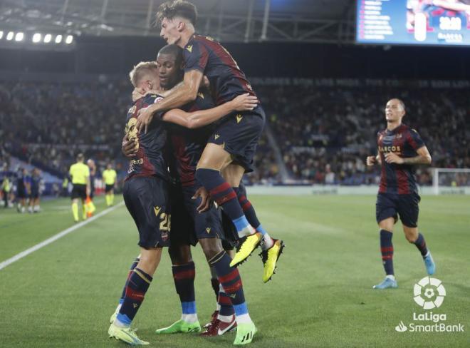 Celebración del gol de Mustafi durante el Levante-Tenerife en el Ciutat de Valencia (Foto: LaLiga)