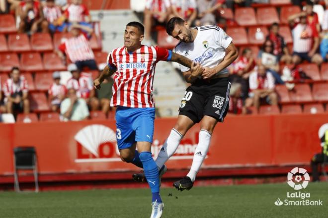 Djuka disputa un balón en el Sporting-Burgos (Foto: LaLiga)