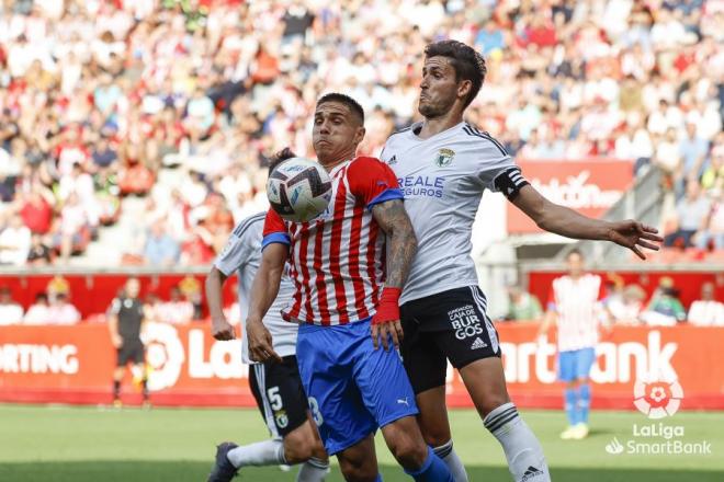 Djuka, ante un rival en el Sporting-Burgos (Foto: LaLiga)