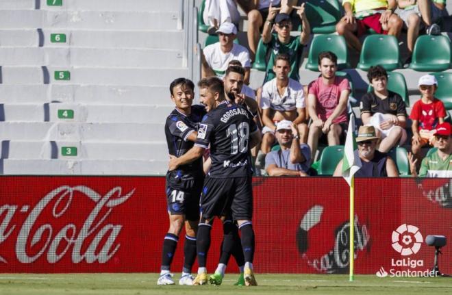 Brais Méndez celebra su gol con Take Kubo y Gorosabel durante el Elche-Real Sociedad en el Martín