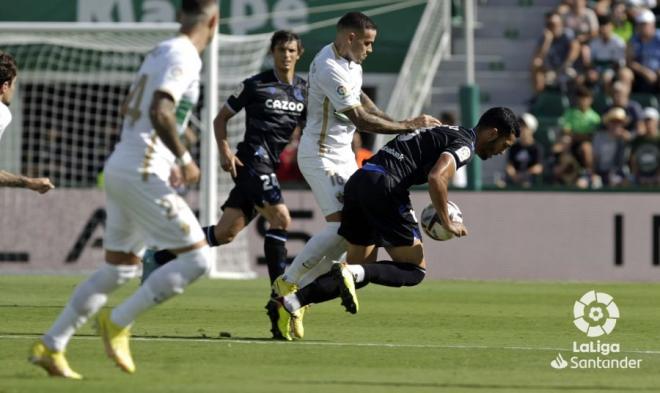 Mikel Merino cae durante el Elche-Real Sociedad en el Martínez Valero (Foto: LaLiga).