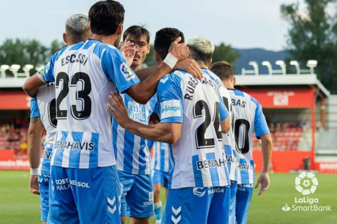 Los jugadores del Málaga celebran con Rubén Castro su gol al Mirandés (Foto: LaLiga).