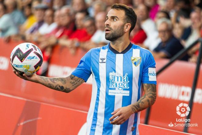 Javi Jiménez, en un lance del Mirandés-Málaga (Foto: LaLiga).