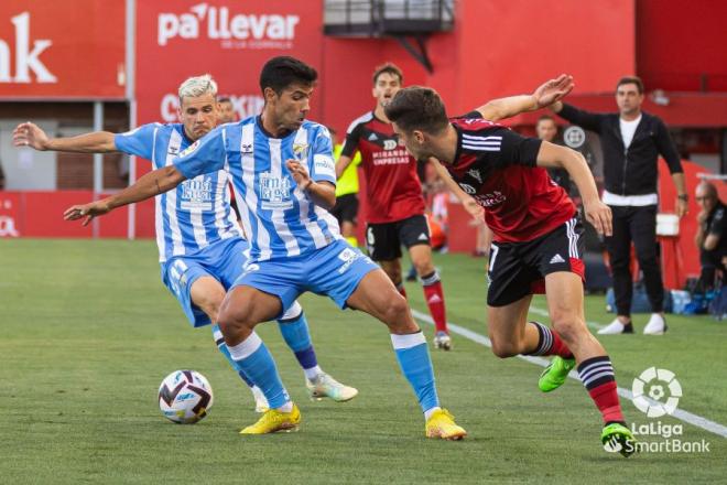 Juanfran pelea una pelota ante el Mirandés (Foto: LaLiga).