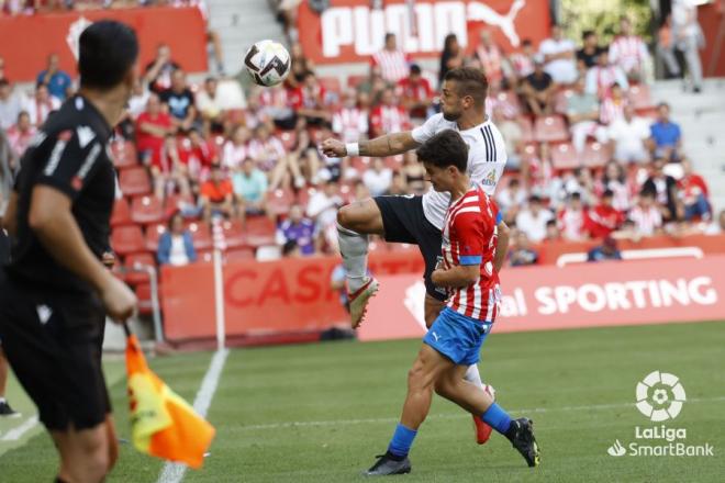 Queipo pelea un balón en el Sporting-Burgos (Foto: LaLiga)