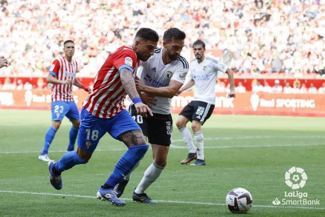 Zarfino controla el balón ante un rival en el Sporting-Burgos (Foto: LaLiga)