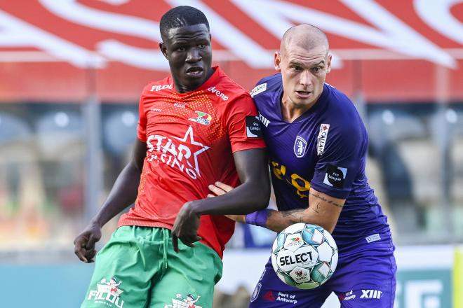 Makhtar Gueye, en un partido con el KV Oostende (Foto: Cordon Press).