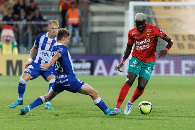 Makhtar Gueye, en un partido con el KV Oostende (Foto: Cordon Press).