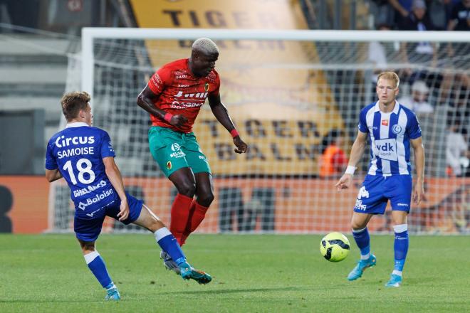 Makhtar Gueye, en un partido con el KV Oostende (Foto: Cordon Press).